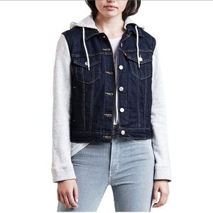 🎉HOST PICK🎉 Levis Original Hooded Trucker Jacket
